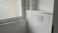 Badezimmer mit Fenster