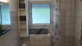 Badezimmer mit Fenster